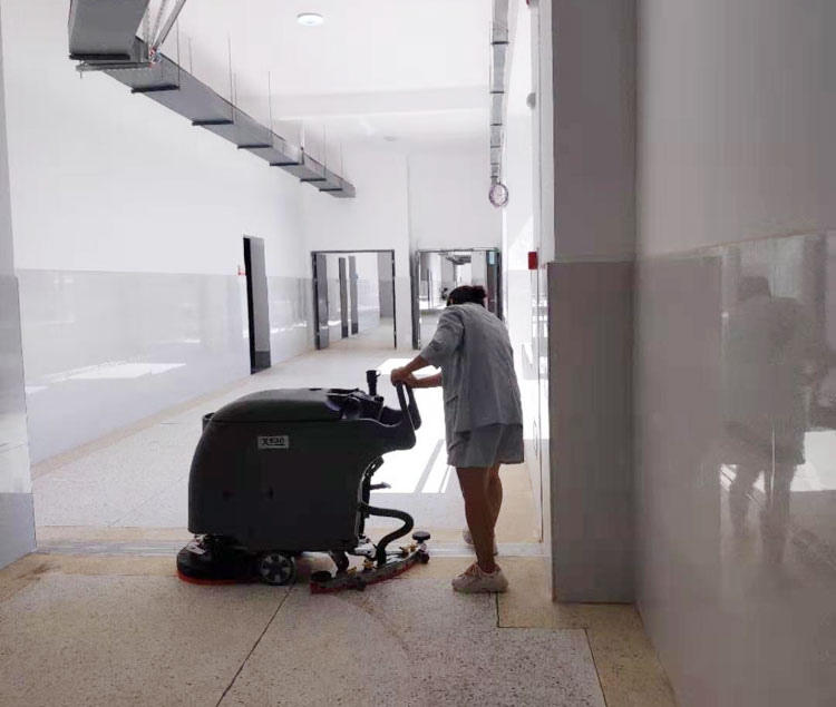 南昌师范附属小学新龙校区保洁人员试用888集团X530手推式洗地机