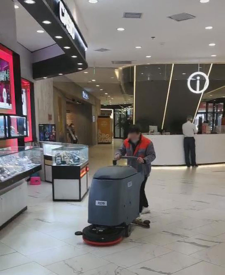 南昌市百盛商场再次采购888集团X530手推式洗地机提升清洁效率